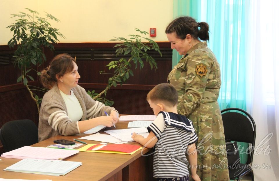 На избирательном участке в Аксубаеве проголосовала военная медсестра