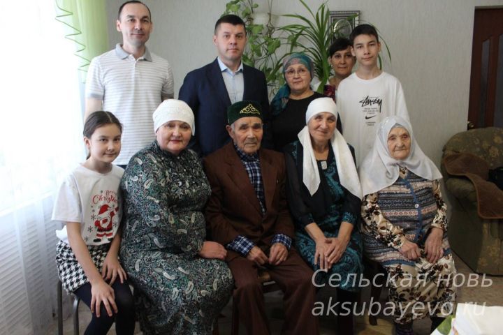 Аксубай ветераны 90 яшендә машина йөртү хокукын алыштырган