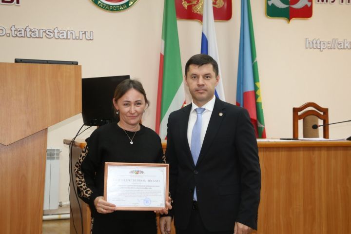 Аксубай мәдәният хезмәткәрләре ишегалларында бәйрәмнәр оештырган өчен бүләкләр алдылар