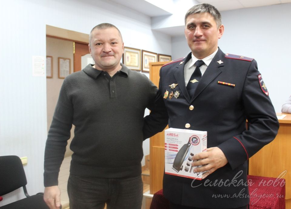 Аксубай хокук саклаучыларын һөнәри бәйрәм белән котладылар