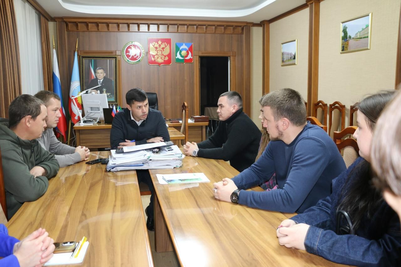 Аксубай районы башлыгы АПКның яшь хезмәткәрләре белән очрашты