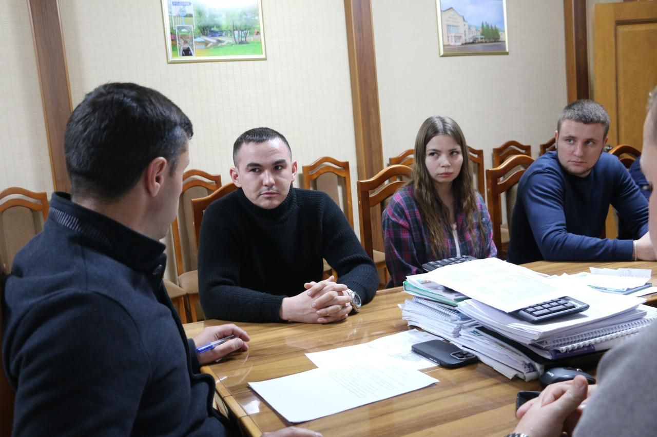 Аксубай районы башлыгы АПКның яшь хезмәткәрләре белән очрашты
