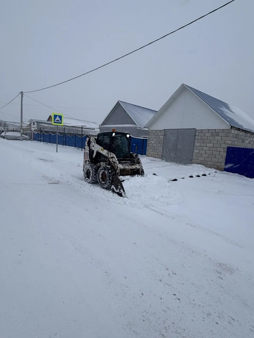 В Аксубаевском районе на дорогах работает снегоочистительная техника