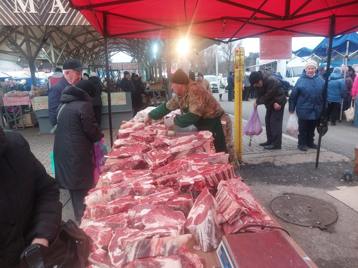 Аксубайлылар казанлыларны авыл хуҗалыгы продукциясе һәм җырлары белән сөендерделәр