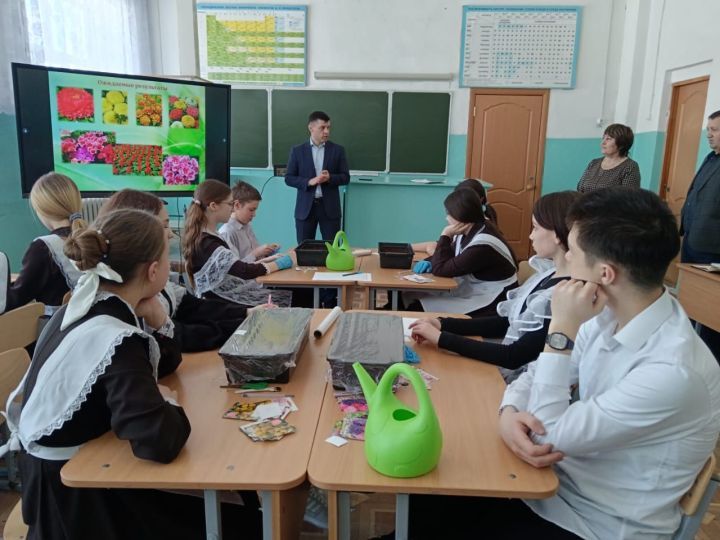 В.Ф. Тарасов исемендәге Иске Мокшино мәктәбендә район җитәкчесе белән очрашу булды