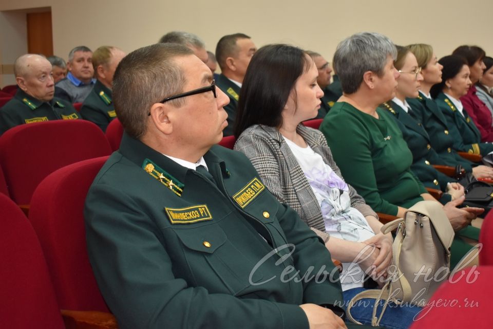 Равил Кузюров Аксубай районы урман хезмәткәрләре белән йомгаклау киңәшмәсе үткәрде