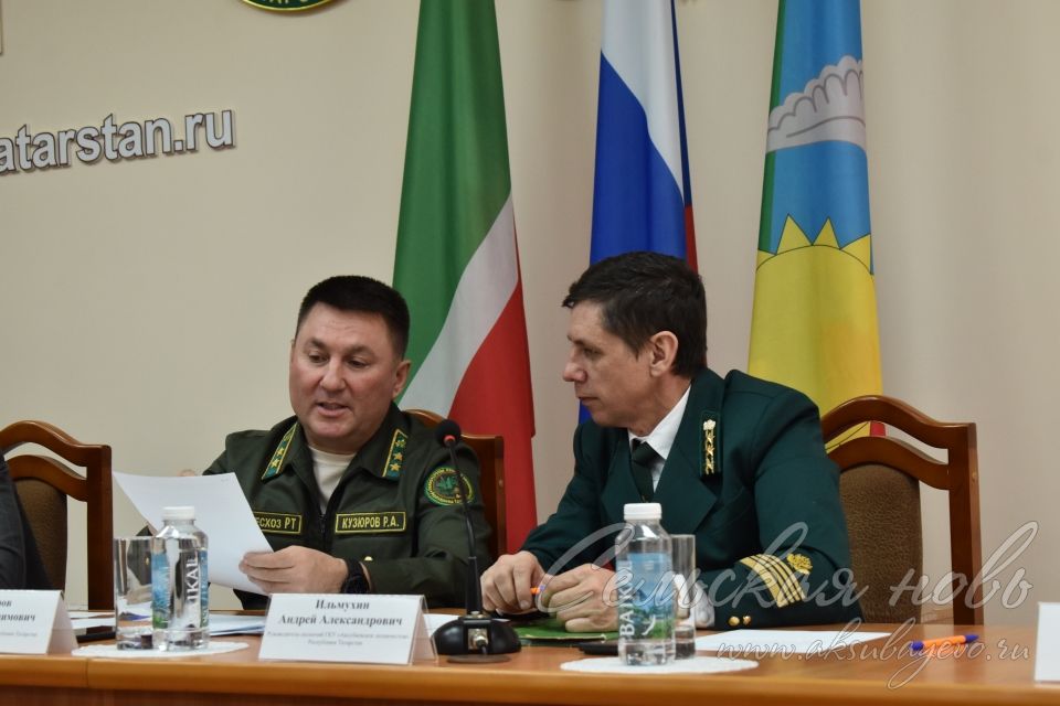 Равил Кузюров Аксубай районы урман хезмәткәрләре белән йомгаклау киңәшмәсе үткәрде