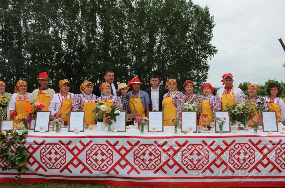 Аксубайда узган «Троица әйлән-бәйләне»ндә иң яхшы квас әзерләүчене билгеләделәр