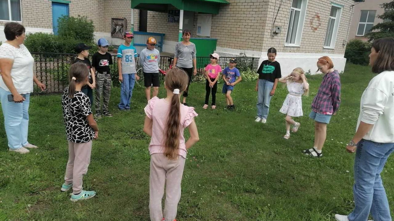 Аксубай балаларын элеккеге уеннарга өйрәтәләр
