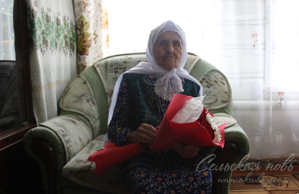 Яңа Ибрай авылыннан Миннегөл Гыйззәтуллинаны 90 нчы туган көне белән котладылар