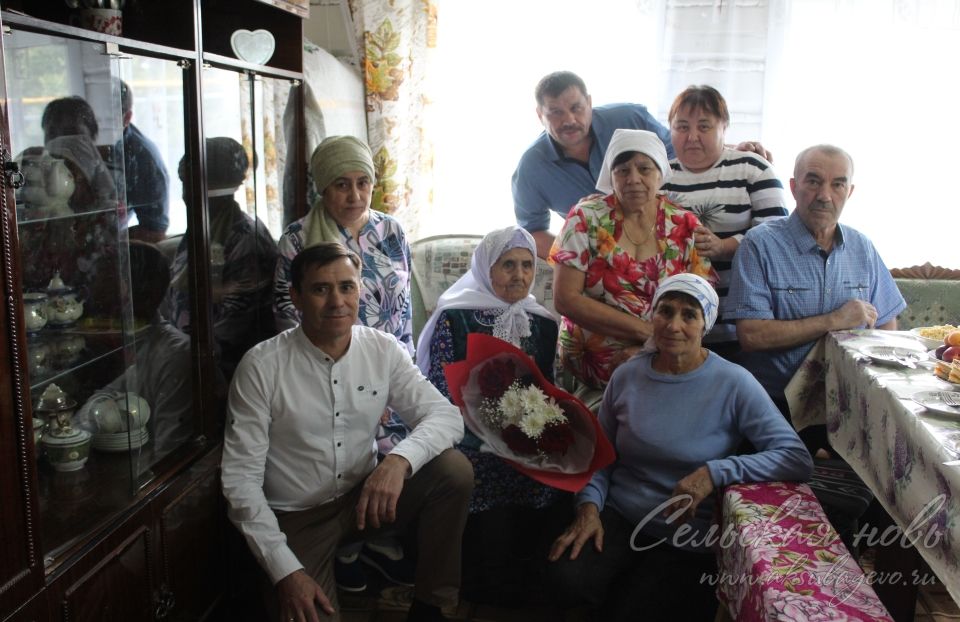 Яңа Ибрай авылыннан Миннегөл Гыйззәтуллинаны 90 нчы туган көне белән котладылар