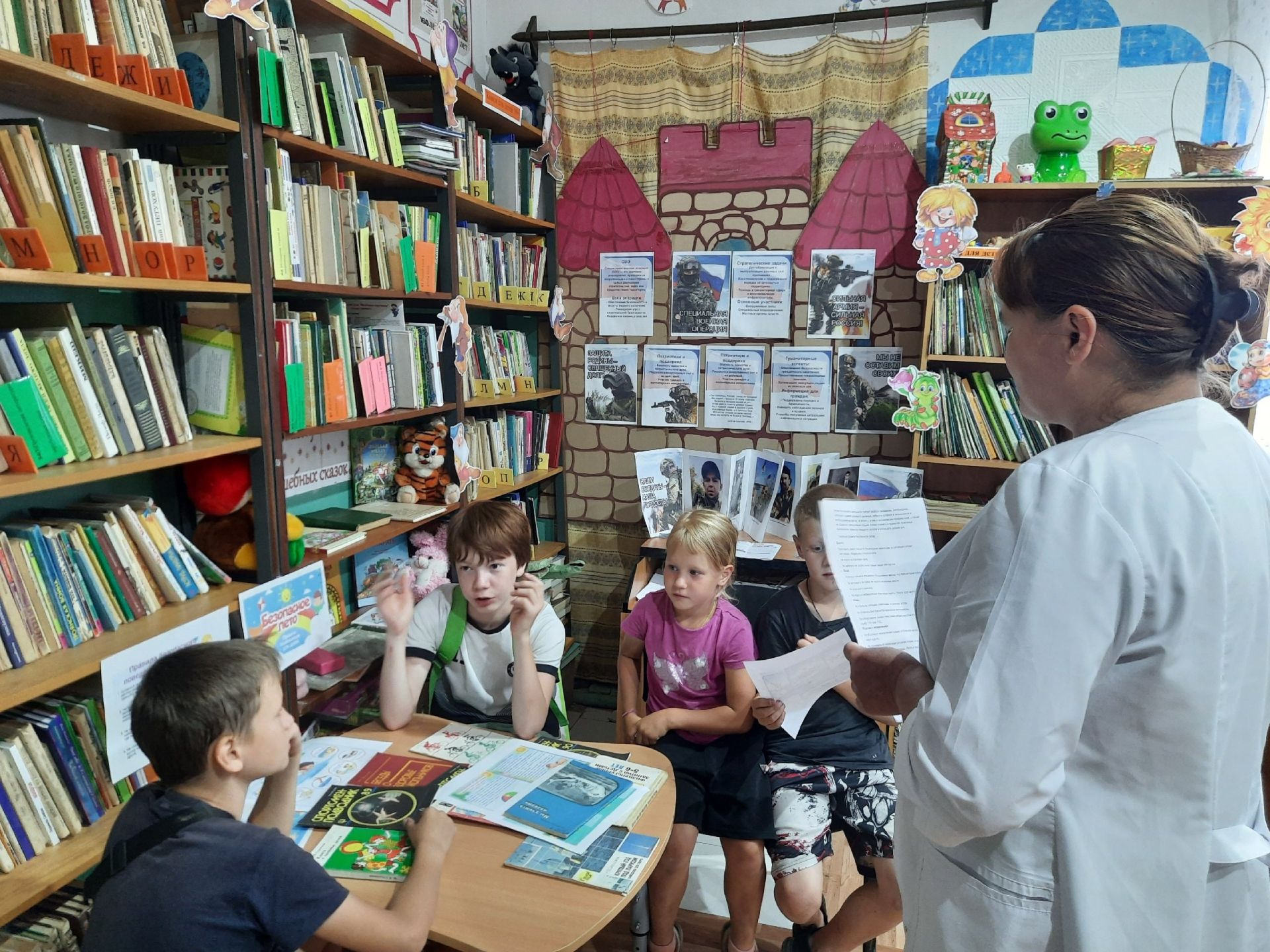 Авыл китапханәсендә узган танып белү сәгате куркынычсыз каникулларга багышланды