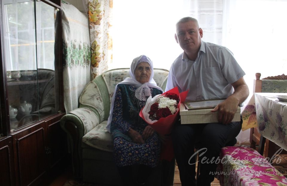 Яңа Ибрай авылыннан Миннегөл Гыйззәтуллинаны 90 нчы туган көне белән котладылар