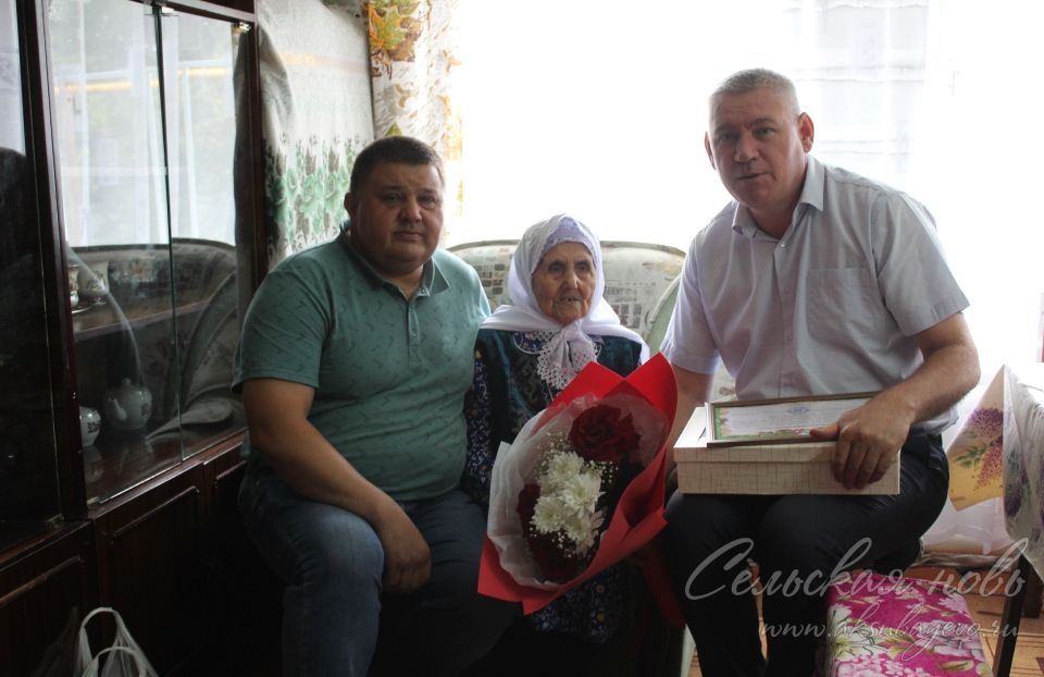 Яңа Ибрай авылыннан Миннегөл Гыйззәтуллинаны 90 нчы туган көне белән котладылар
