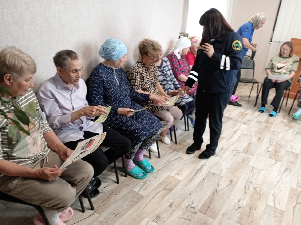 Аксубайда социаль хезмәтләр алучылар белән юл хәрәкәте иминлеге буенча әңгәмә уздырылды