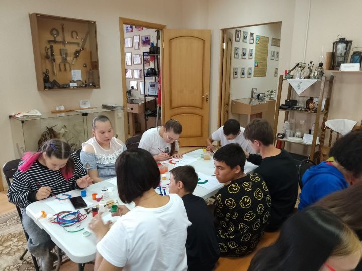 Аксубай музеенда тәрбиягә алган гаиләләр балалары йорт өчен бәхет дагасы ясадылар