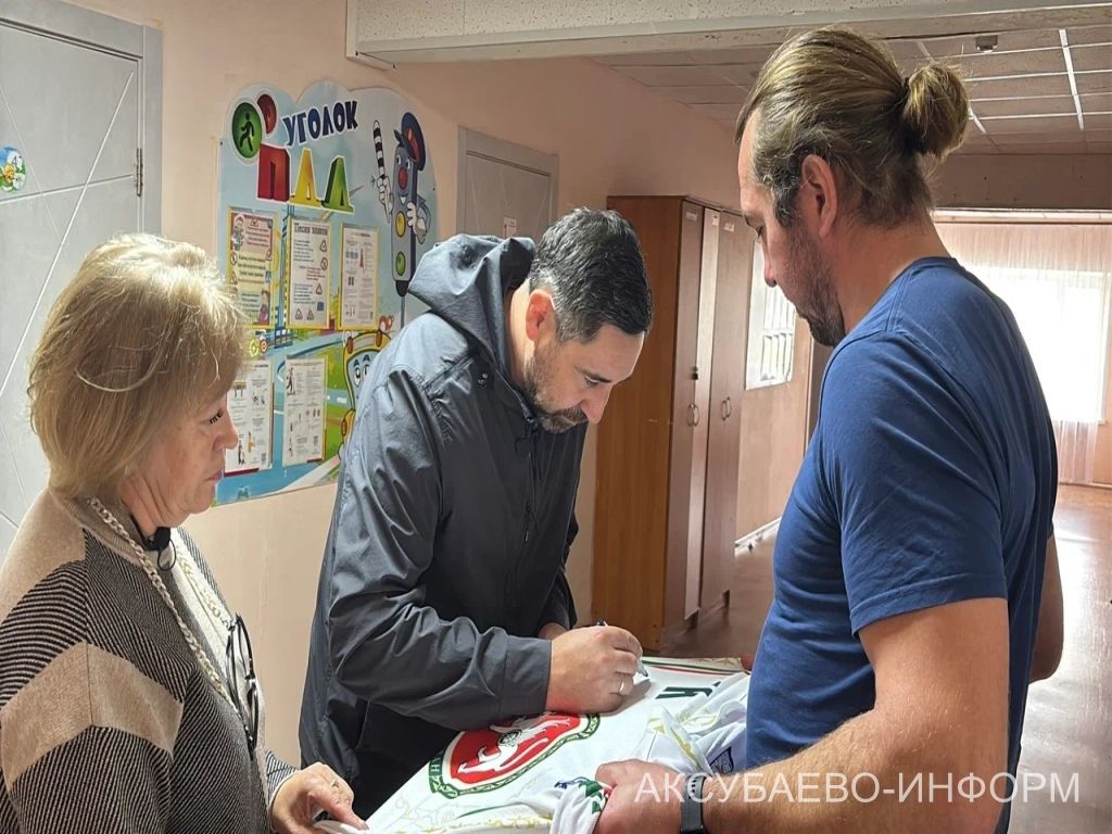 На аксубаевском льду играли представители высшего класса татарстанского хоккея