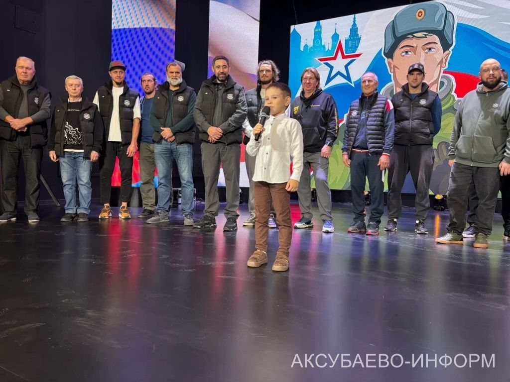 На аксубаевском льду играли представители высшего класса татарстанского хоккея
