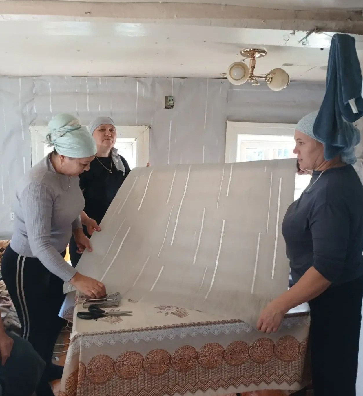 Аксубай социаль хезмәткәрләре ялгыз пенсионер ханымга бәйрәм бүләк иттеләр