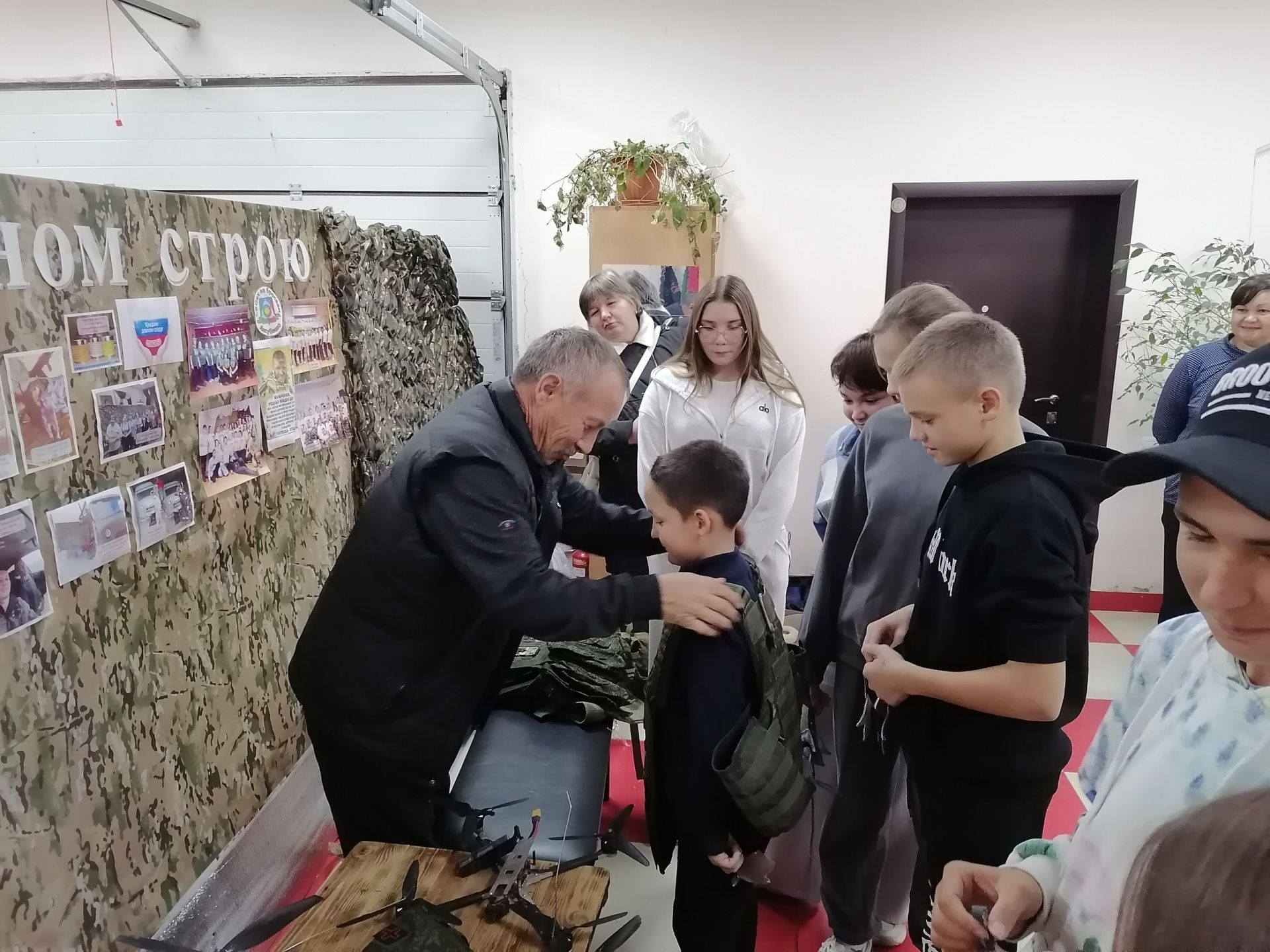 Батырлык һәм игелек дәресе: яшь аксубайлылар волонтерлар штабында булдылар