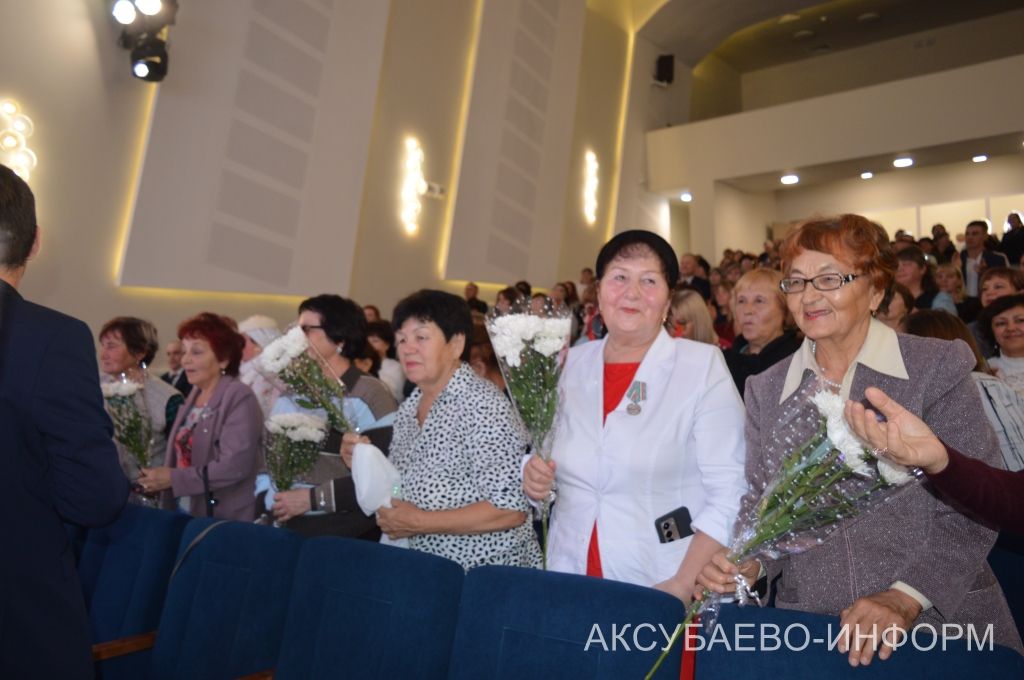 Һөнәргә мәхәббәт белән: Аксубайда укытучыларны һәм тәрбиячеләрне котладылар