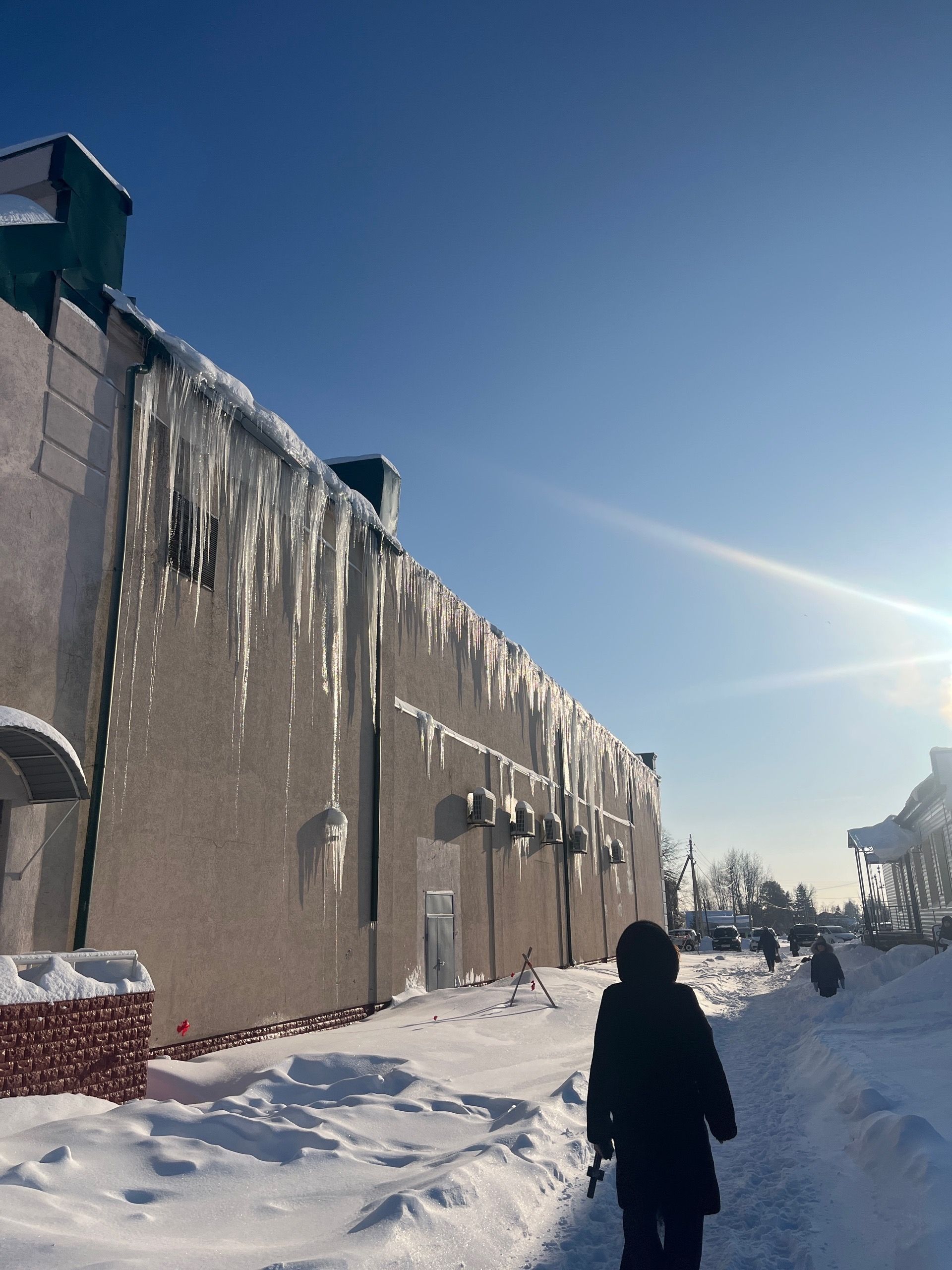 Снег на крыше — не только красиво, но и опасно