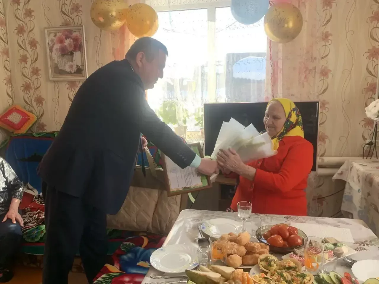 В кругу родных и односельчан 90-летие отметила жительница деревни Ахматка Любовь Тимаськова