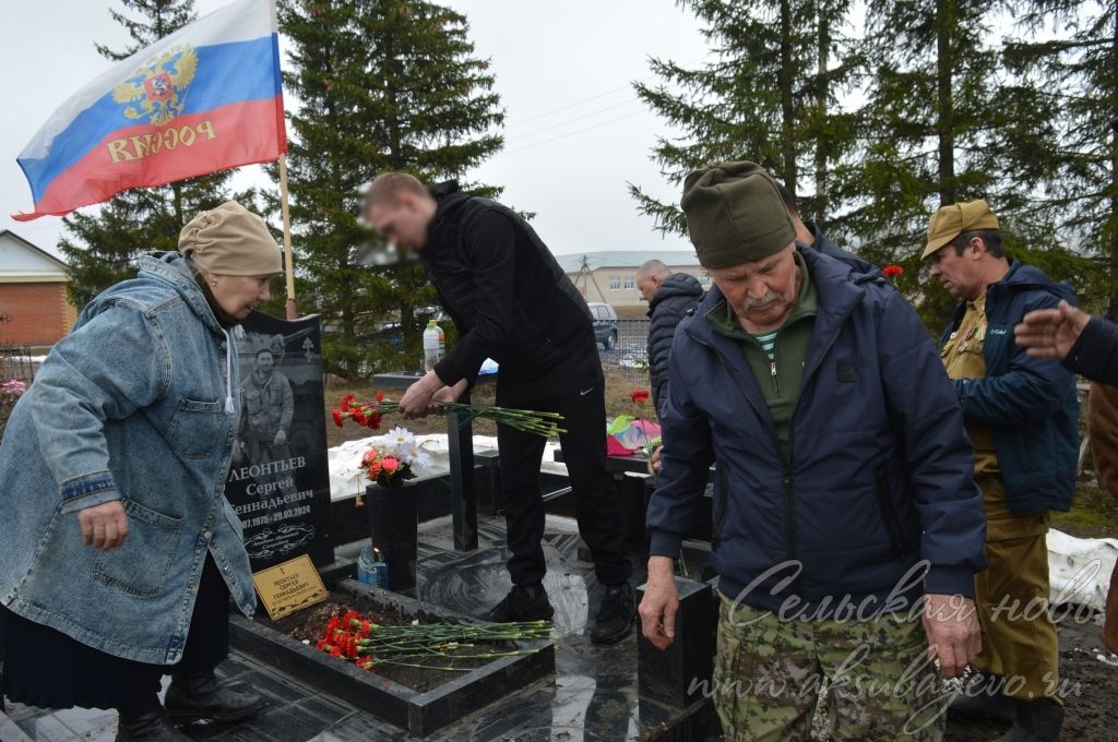 Боец с передовой почтил память друга из Аксубаевского района