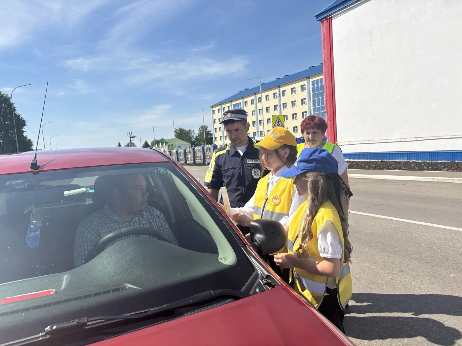 Аксубайда яшь юл хәрәкәте инспекторлары машина йөртүчеләргә «Бала – төп пассажир!» булуын искә төшерделәр