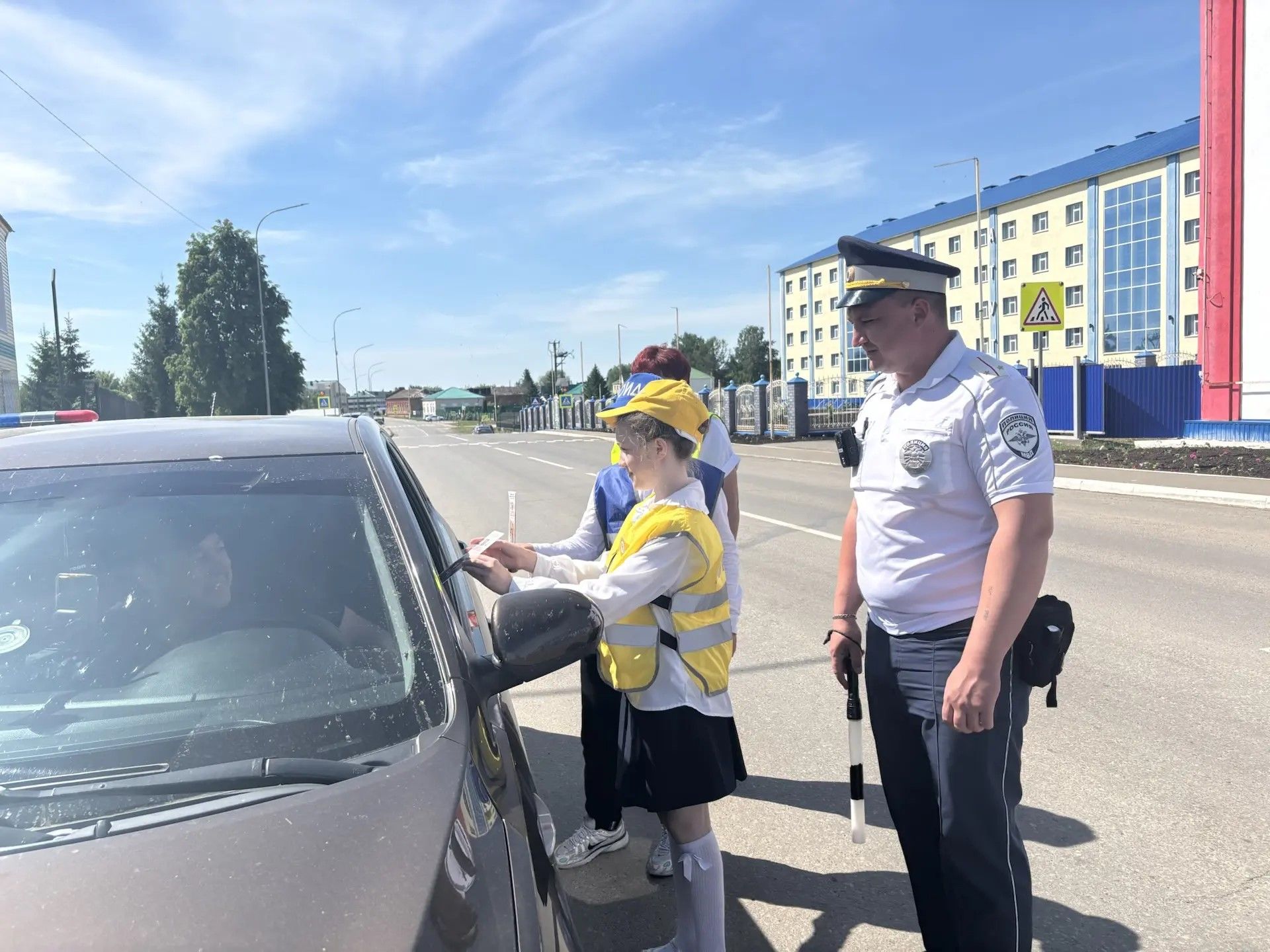 Аксубайда яшь юл хәрәкәте инспекторлары машина йөртүчеләргә «Бала – төп пассажир!» булуын искә төшерделәр