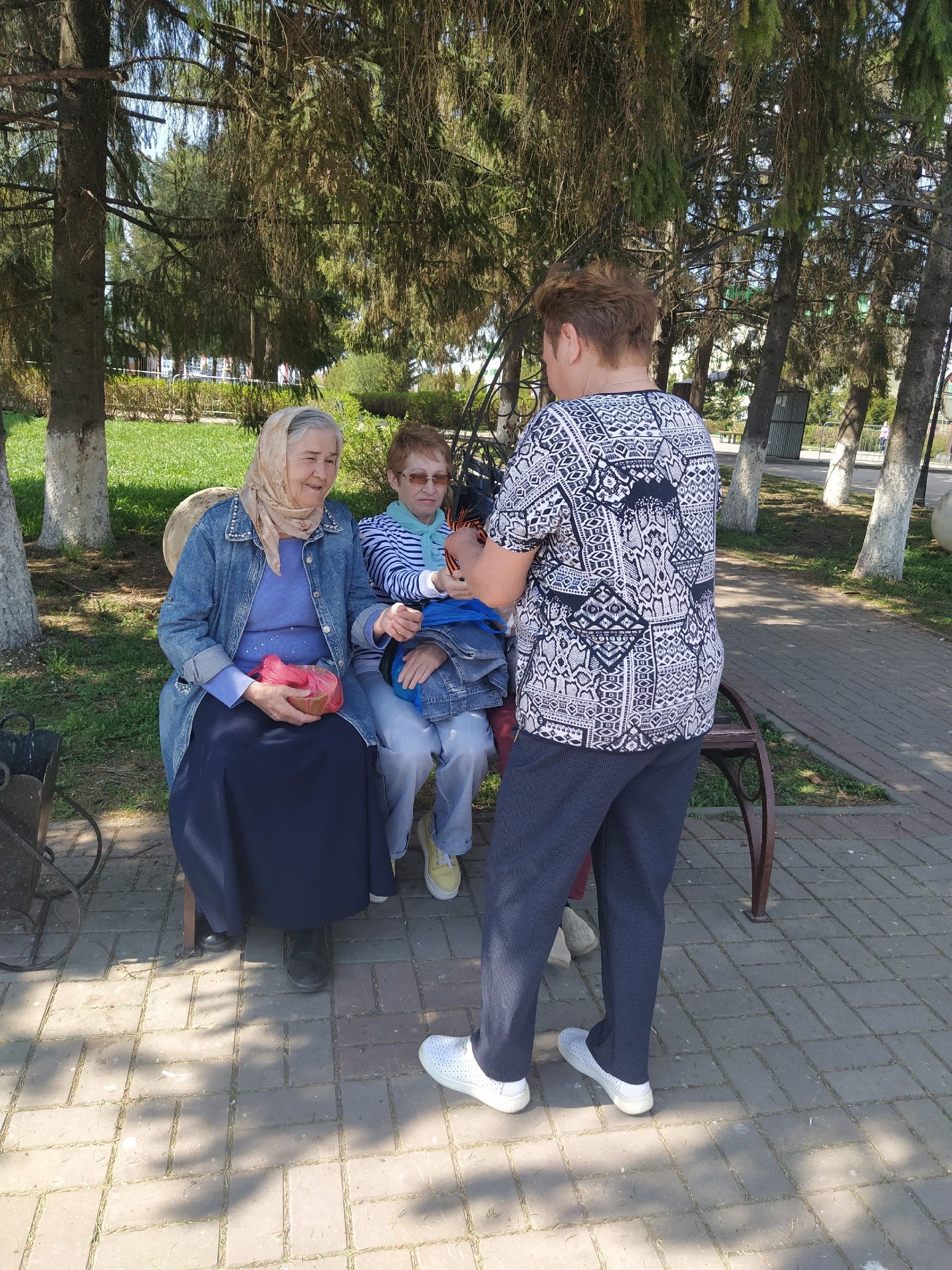 Аксубай үзәгендә волонтерлар георгий тасмалары өләштеләр