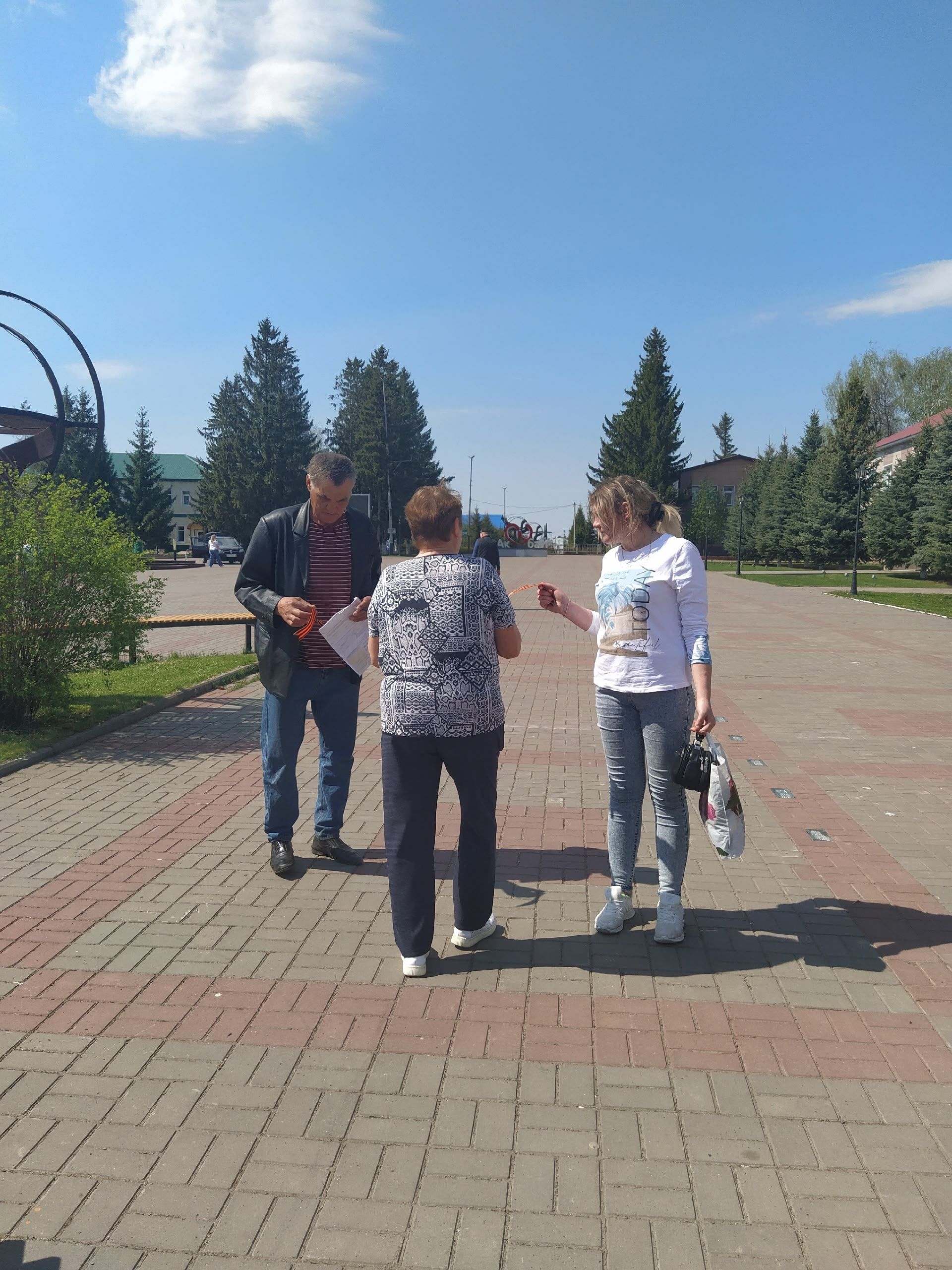 Аксубай үзәгендә волонтерлар георгий тасмалары өләштеләр