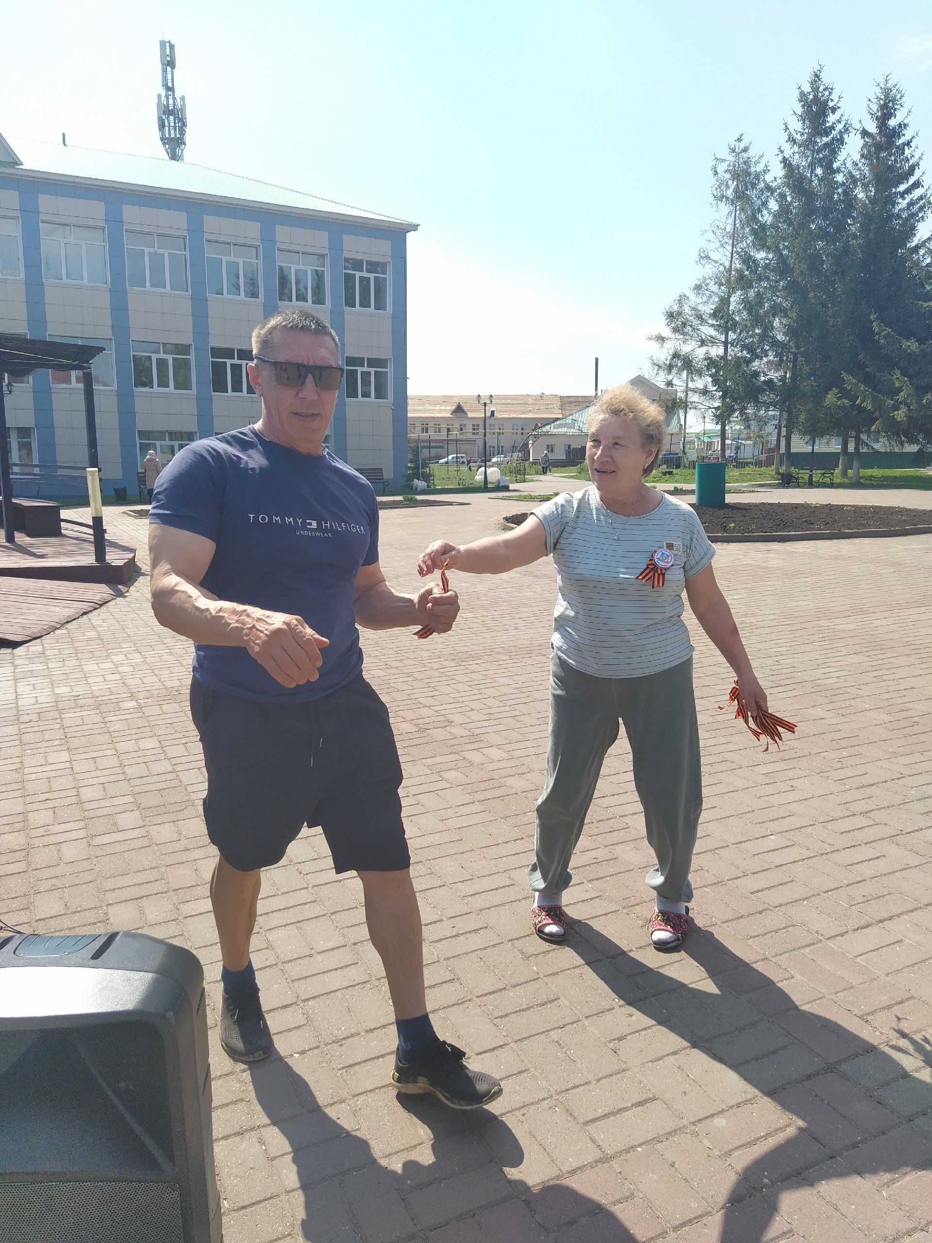 Аксубай үзәгендә волонтерлар георгий тасмалары өләштеләр