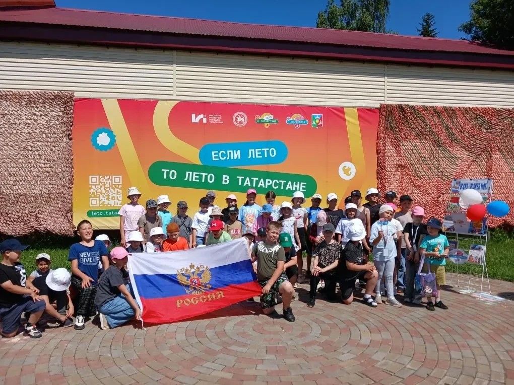 Интеллектуальный квиз ко Дню России прошел в сквере имени Гуляева