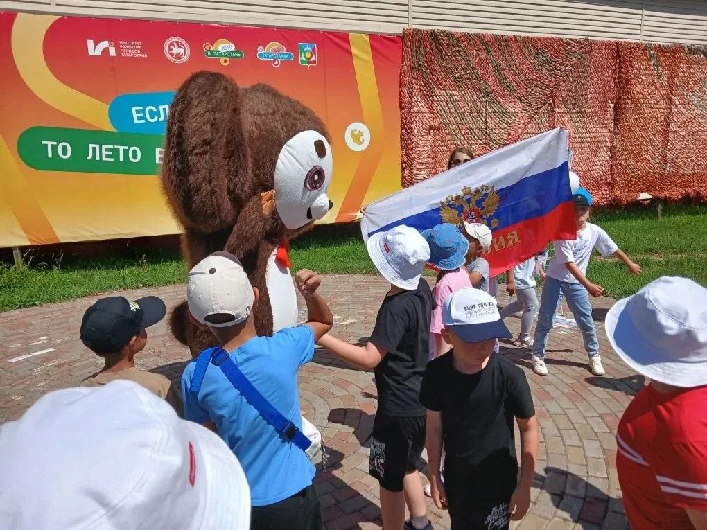 Интеллектуальный квиз ко Дню России прошел в сквере имени Гуляева