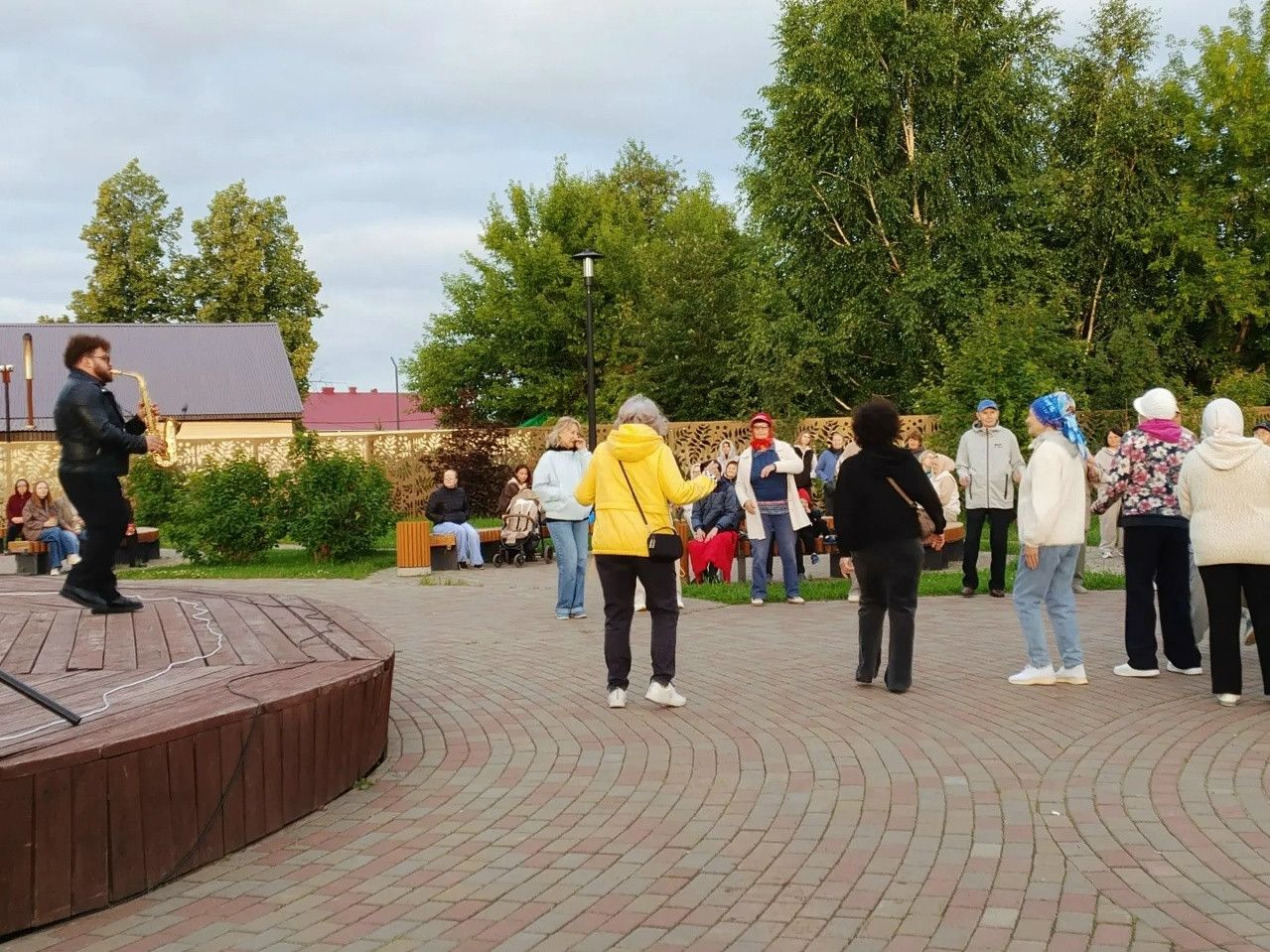 В аксубаевском сквере Гуляева звучали мелодии саксофона