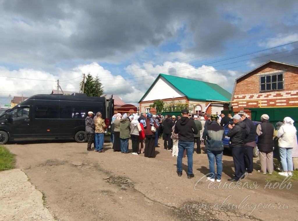 Радик Сабировны кече ватанында, Аксубай районында җирләделәр