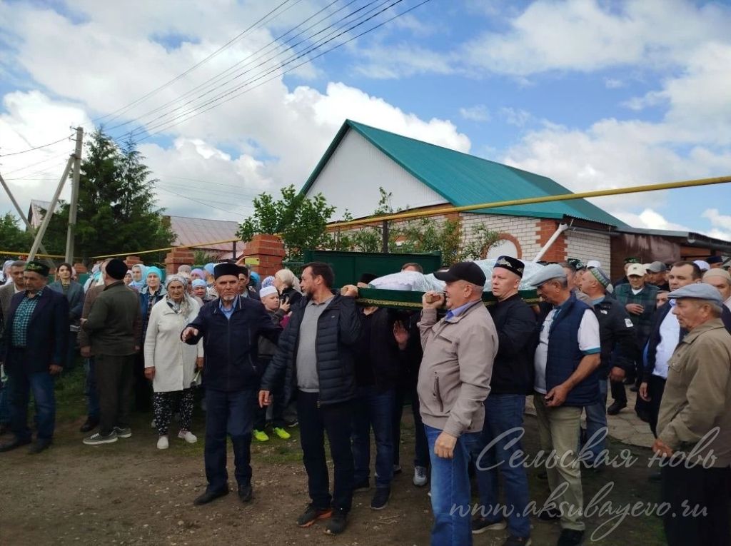 Радик Сабировны кече ватанында, Аксубай районында җирләделәр