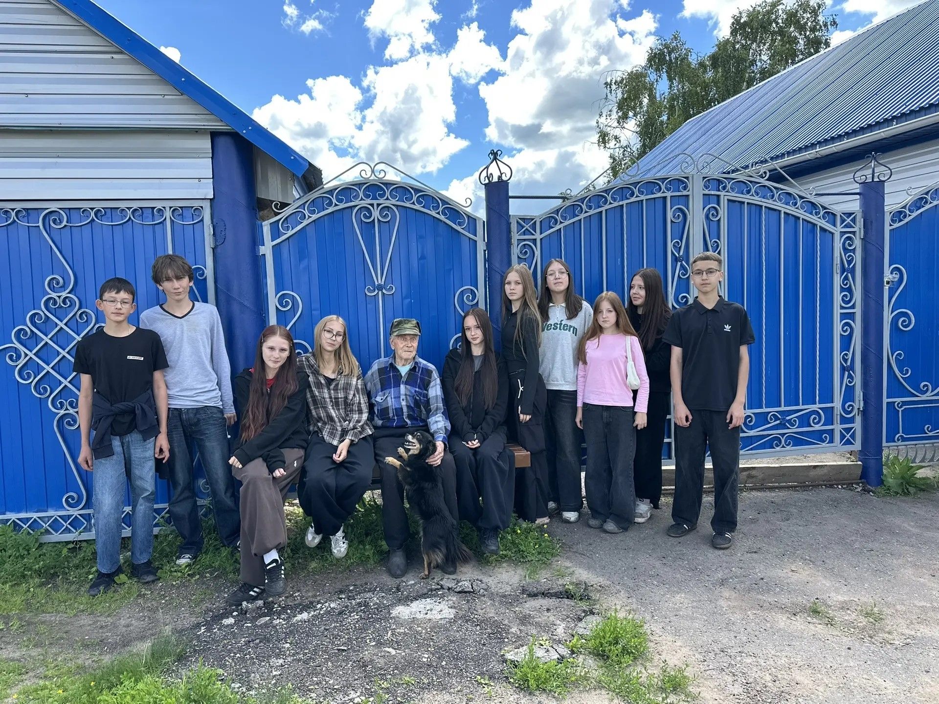 Аксубаевские школьники помогли ветерану привести в порядок огород