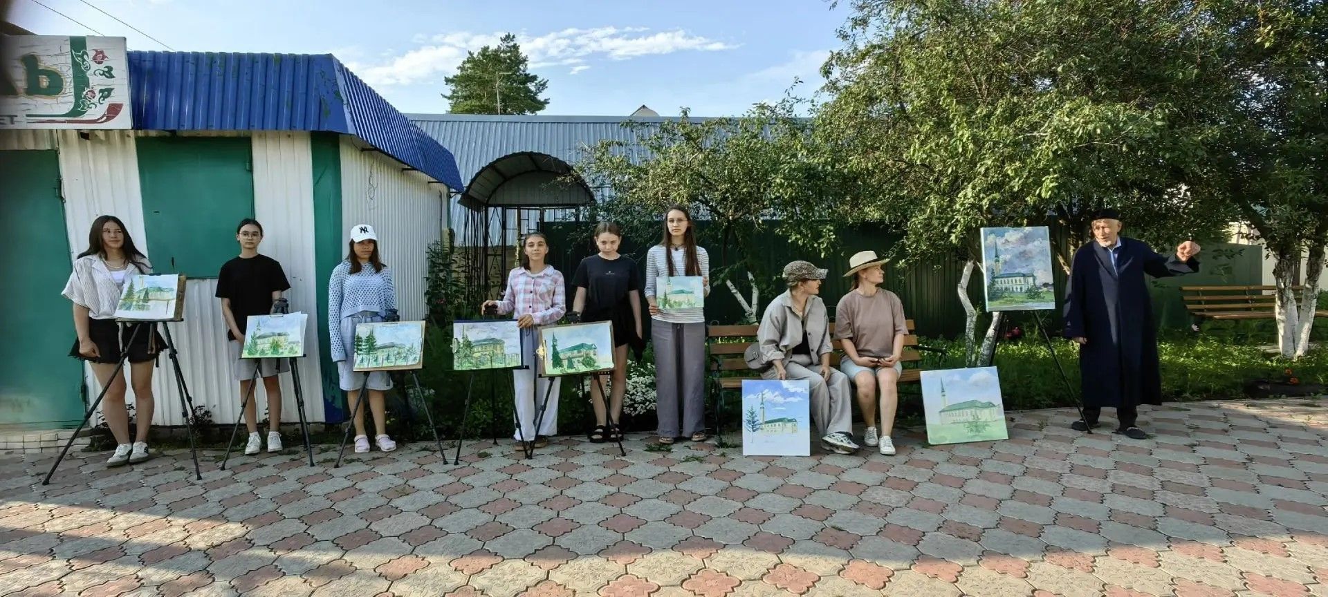 «Аксубай палитрасы»: картиналар мәчет диварлары янында туды