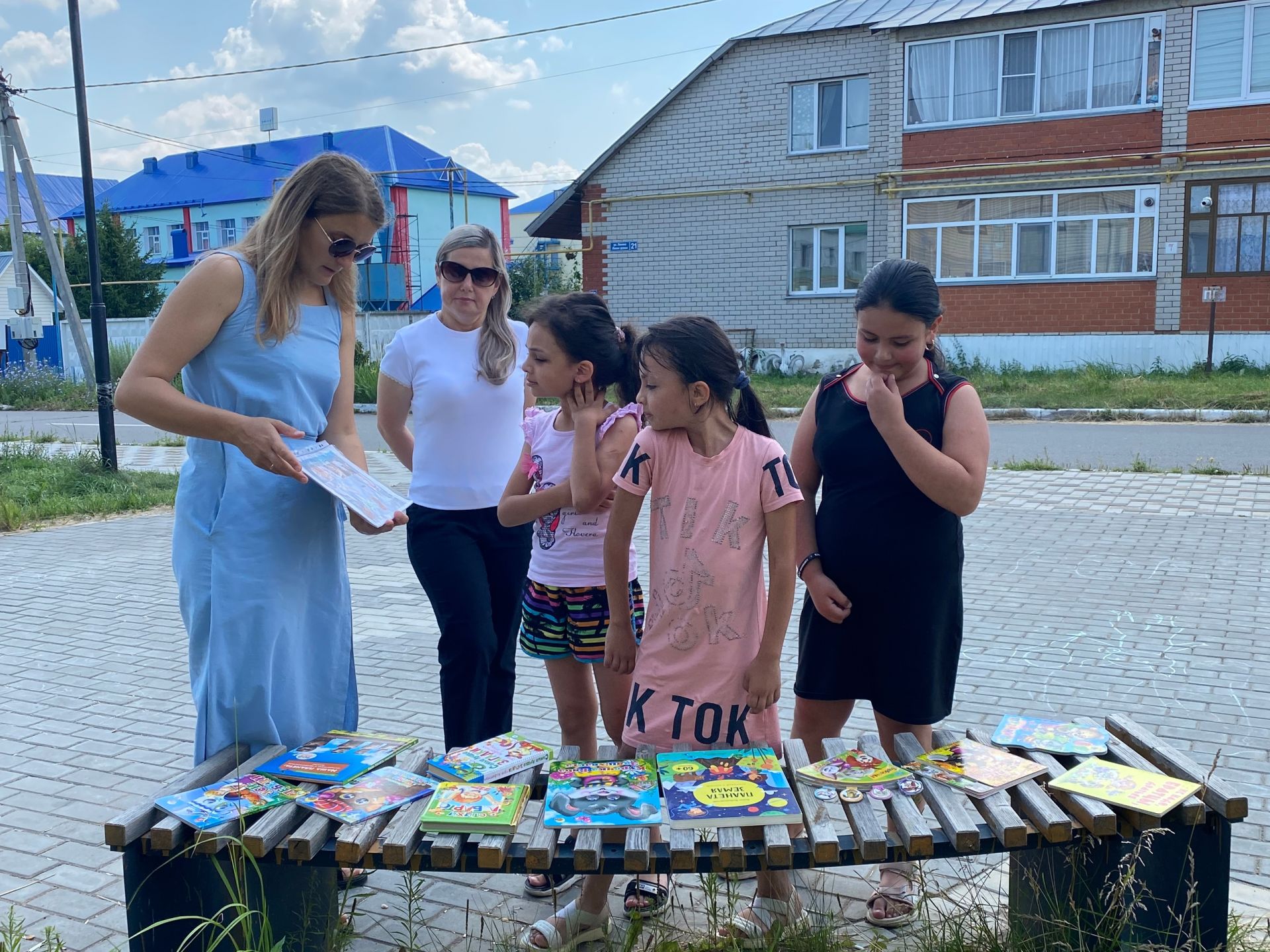 В Аксубаеве организовали летнюю книжную скамейку