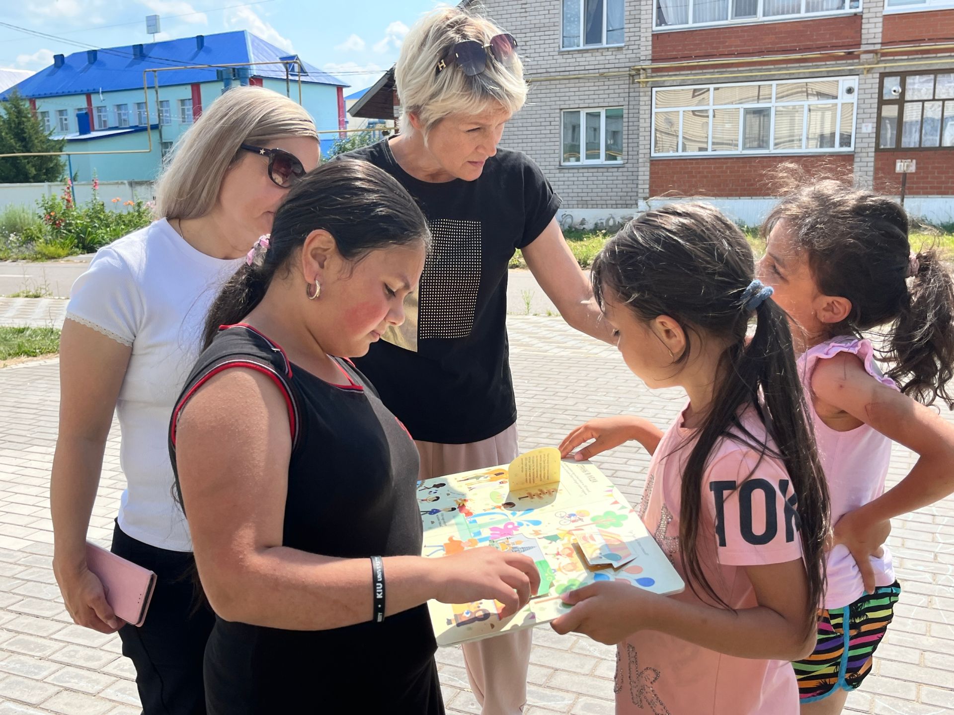 В Аксубаеве организовали летнюю книжную скамейку