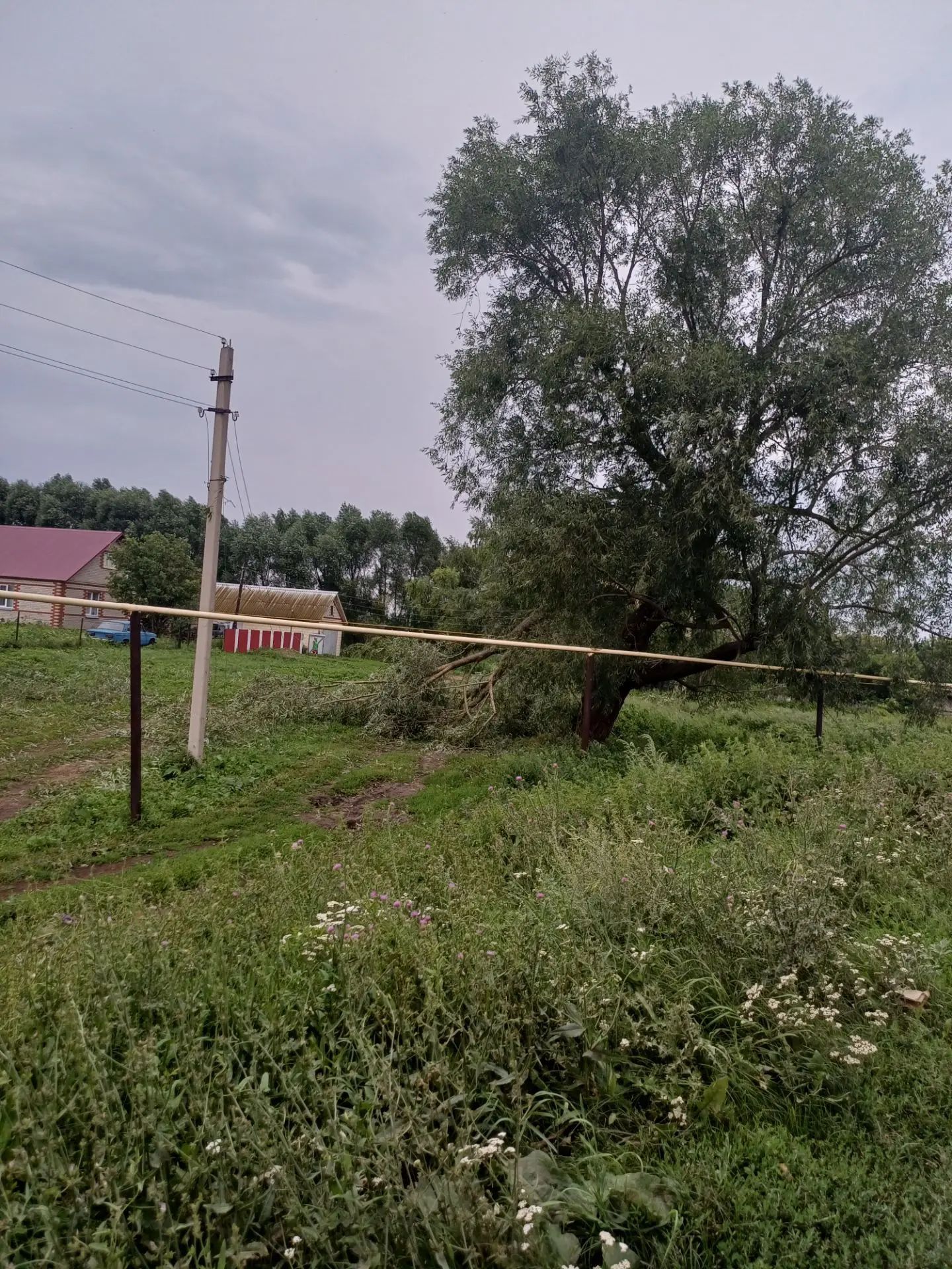 Давыллы җил Аксубай районында ике йортның һәм биш хуҗалык корылмасының түбәсен алып ташлаган
