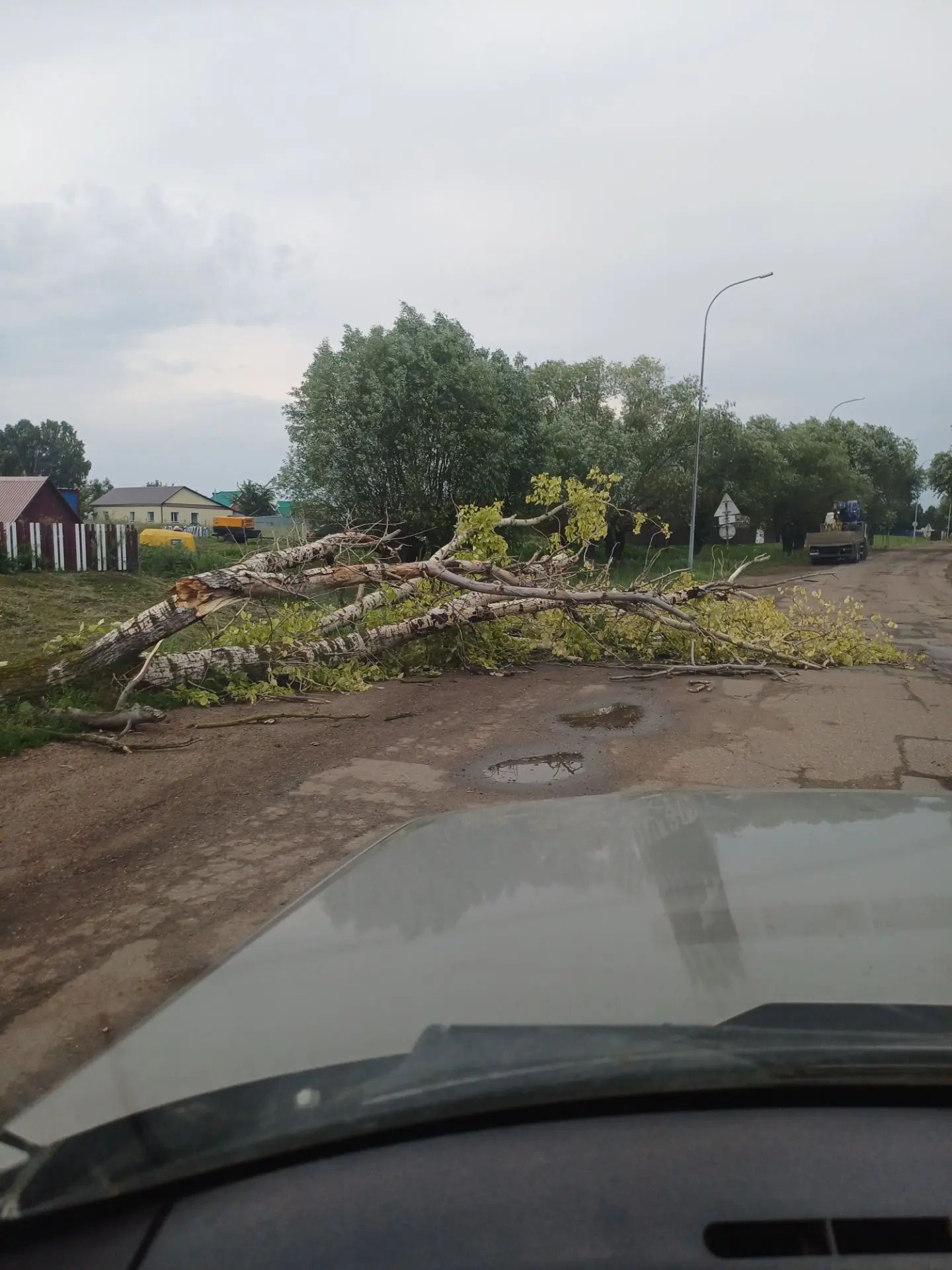 Давыллы җил Аксубай районында ике йортның һәм биш хуҗалык корылмасының түбәсен алып ташлаган