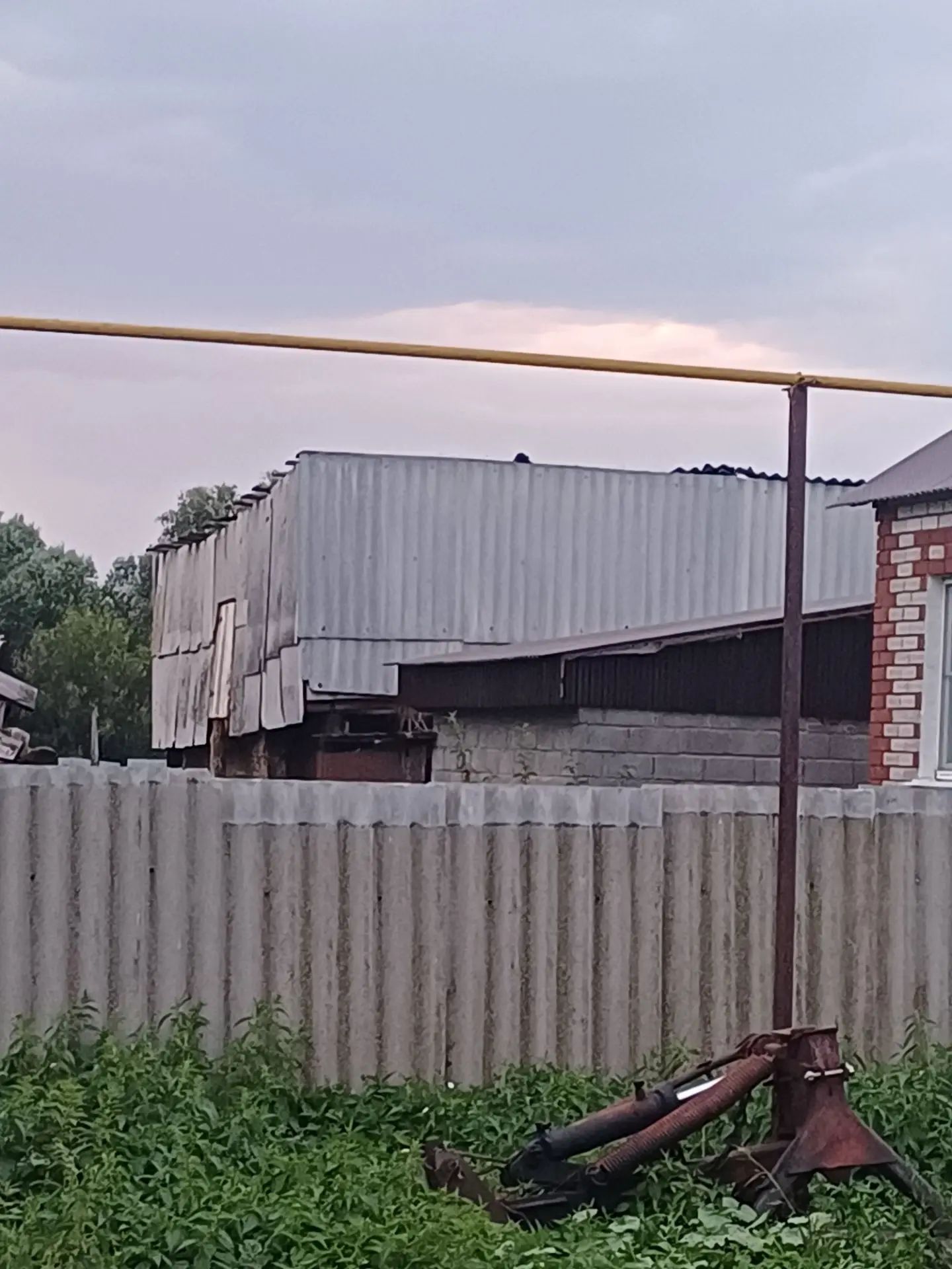 Давыллы җил Аксубай районында ике йортның һәм биш хуҗалык корылмасының түбәсен алып ташлаган