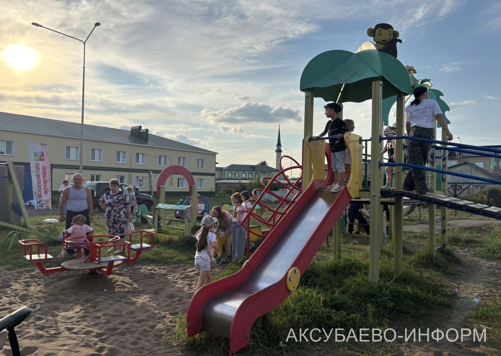 А в аксубаевском дворе пели, танцевали, играли