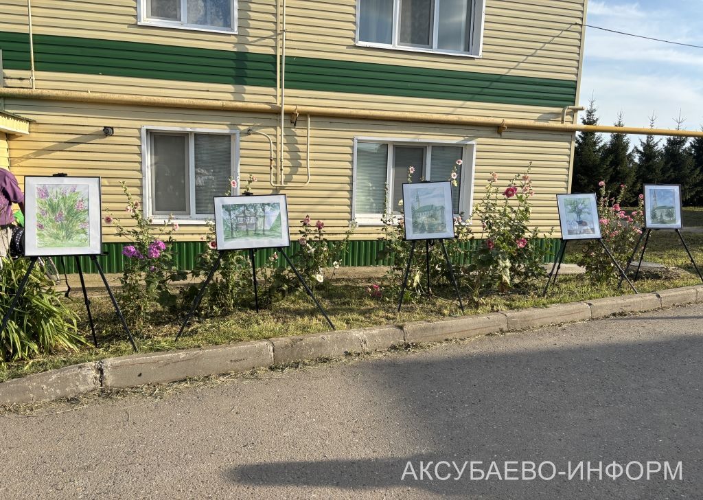 Ишегалдында җырладылар, биеделәр, уйнадылар