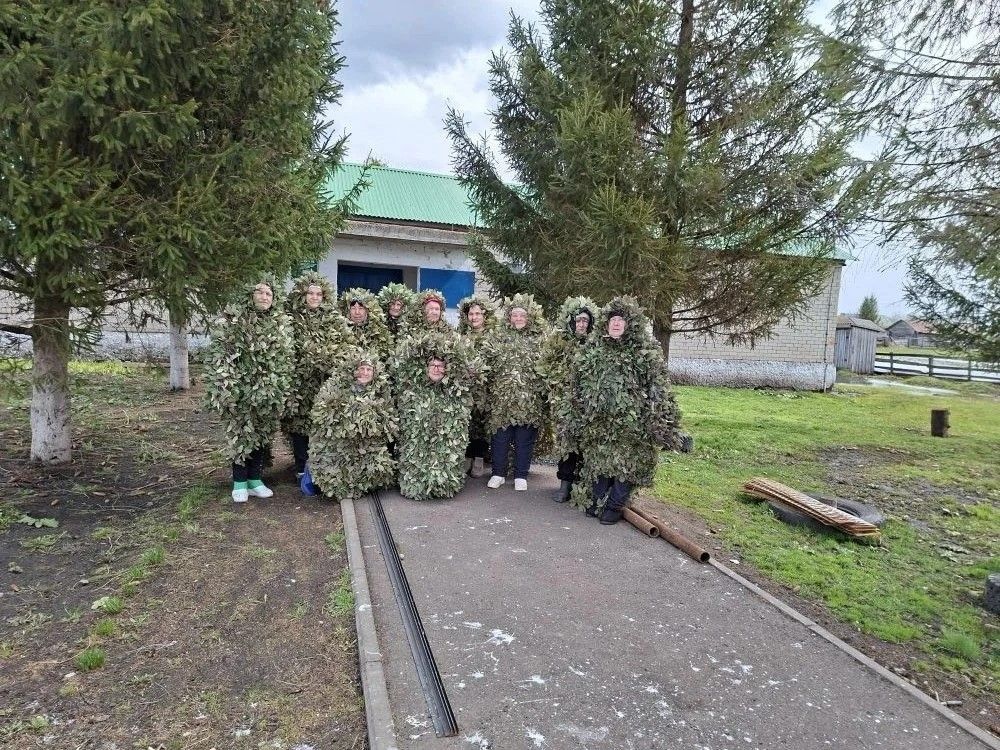 Женская сила для фронта: нижнесаврушские волонтеры плетут сети, шьют «костюмы лешего»