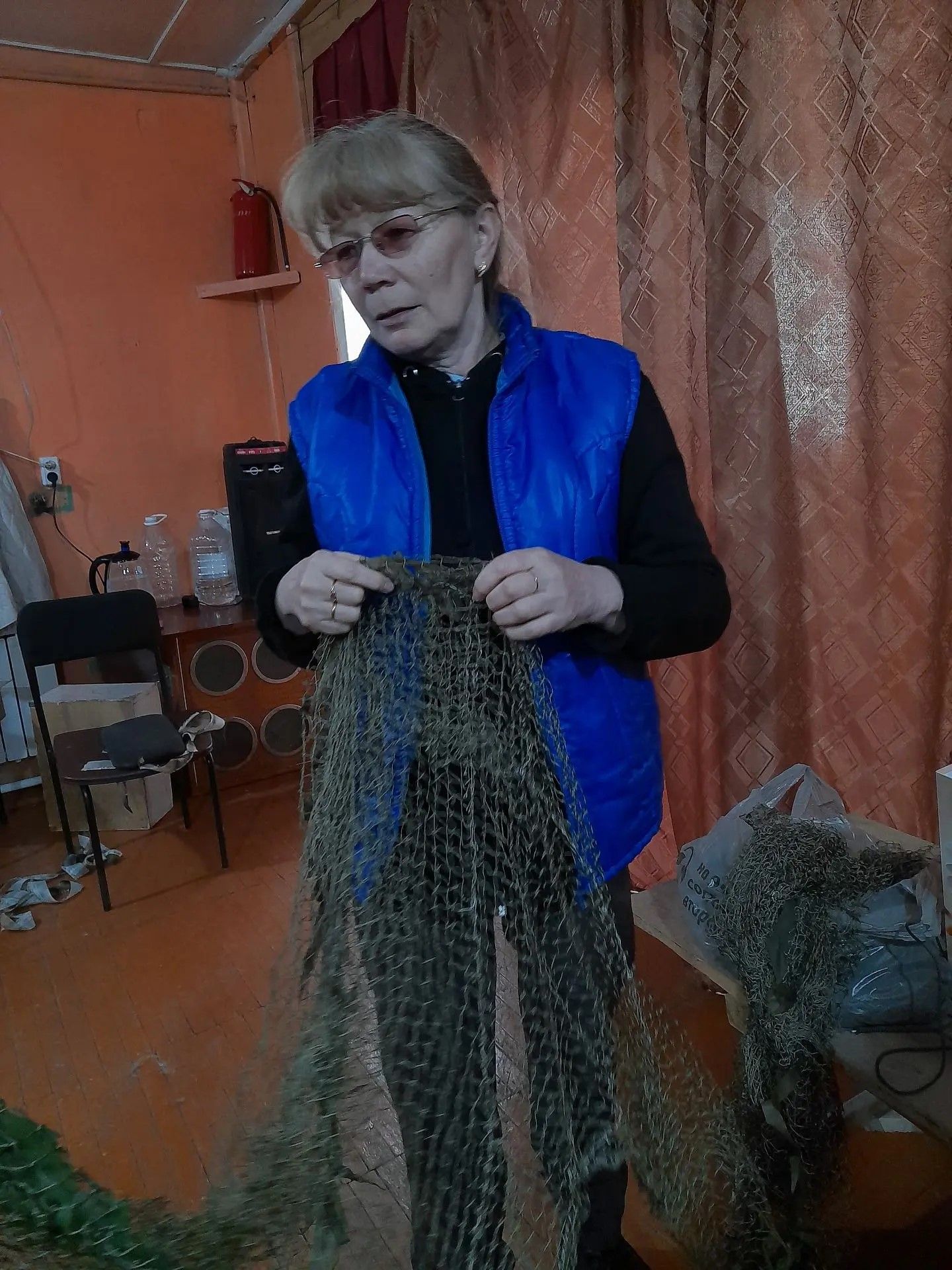 Женская сила для фронта: нижнесаврушские волонтеры плетут сети, шьют «костюмы лешего»
