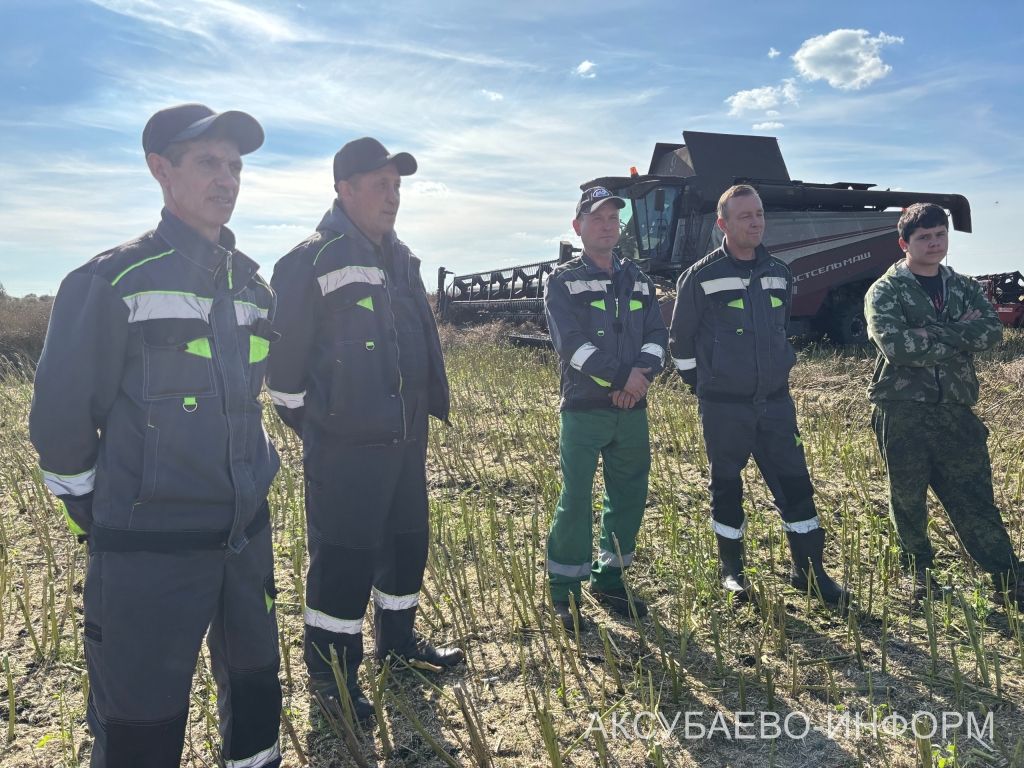 В Аксубаевском районе наградили комбайнеров во время уборки рапса